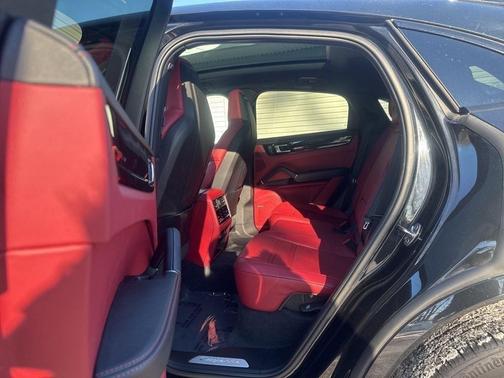 2023 Porsche Cayenne Platinum Edition