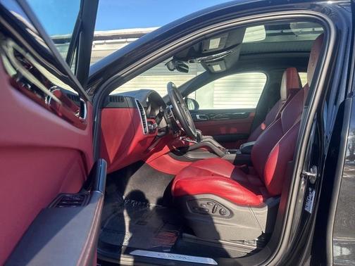 2023 Porsche Cayenne Platinum Edition