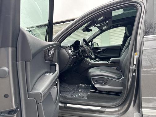 2023 Audi Q7 45 Premium Plus