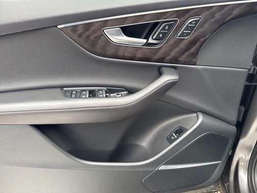 2023 Audi Q7 45 Premium Plus