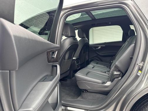 2023 Audi Q7 45 Premium Plus