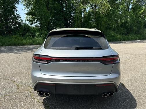 Dolomite Silver Metallic 2026 Porsche Macan