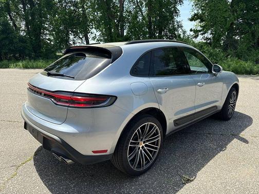 Dolomite Silver Metallic 2026 Porsche Macan
