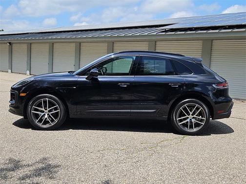 2023 Porsche Macan Base (PDK)