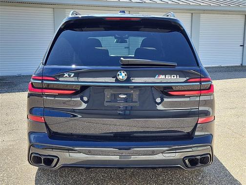 2023 BMW X7 M60i