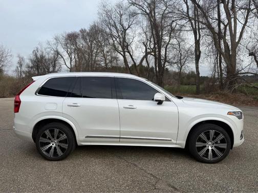 Crystal White 2025 Volvo XC90 B6 Plus 7-Seater