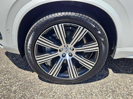 Crystal White Metallic 2025 Volvo XC90 B6 Plus 7-Seater