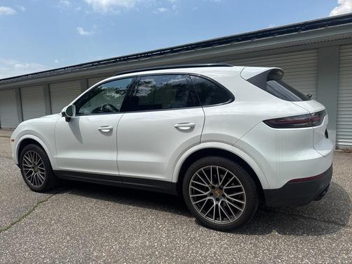 2023 Porsche Cayenne Platinum Edition