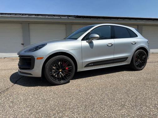 Dolomite Silver Metallic 2023 Porsche Macan GTS