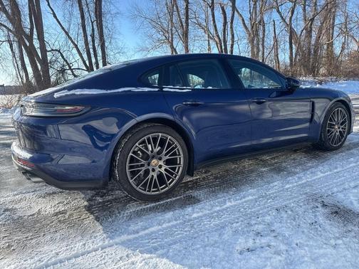 2023 Porsche Panamera 4 Platinum Edition