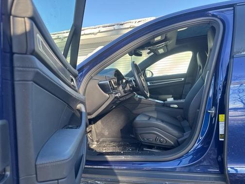 2023 Porsche Panamera 4 Platinum Edition