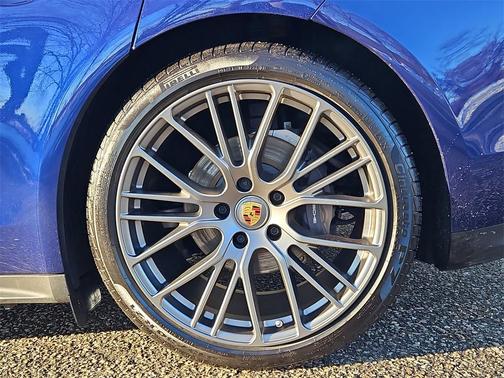 2023 Porsche Panamera 4 Platinum Edition