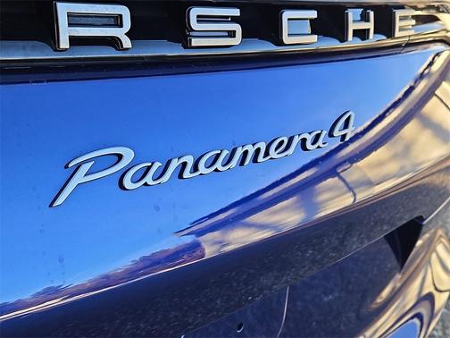 2023 Porsche Panamera 4 Platinum Edition