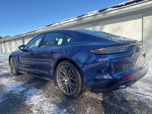 2023 Porsche Panamera 4 Platinum Edition