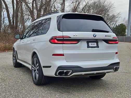 2023 BMW X7 M60i