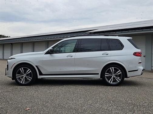 2023 BMW X7 M60i