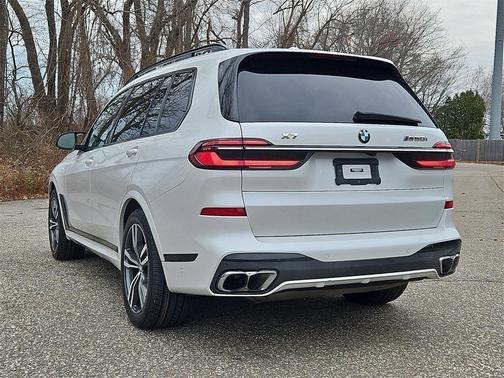 2023 BMW X7 M60i