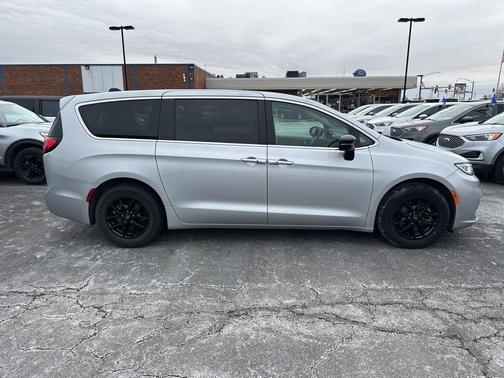 2024 Chrysler Pacifica Touring-L