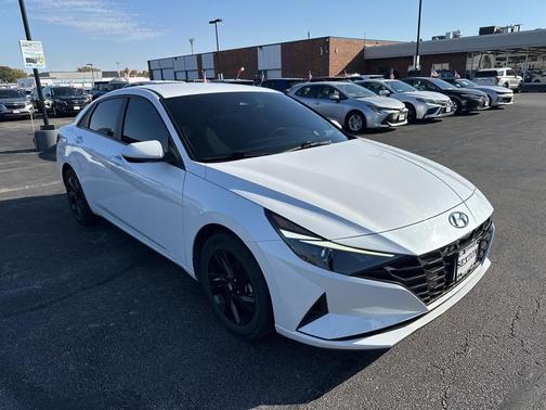 2022 Hyundai ELANTRA SEL