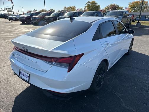 2022 Hyundai ELANTRA SEL