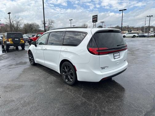 Bright White Clearcoat 2025 Chrysler Pacifica Limited