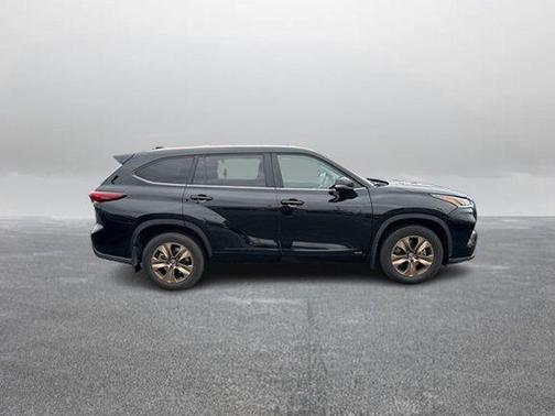 2023 Toyota Highlander Hybrid Bronze Edition