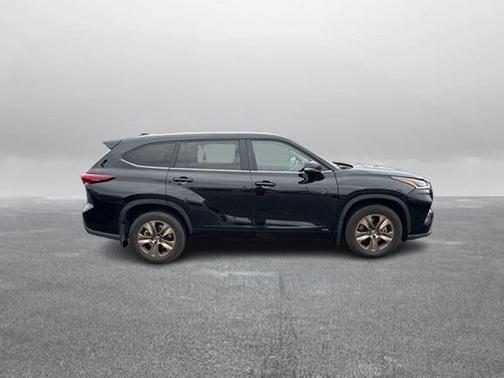 2023 Toyota Highlander Hybrid Bronze Edition