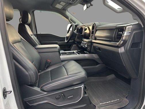 Oxford White 2023 Ford F-250 Lariat