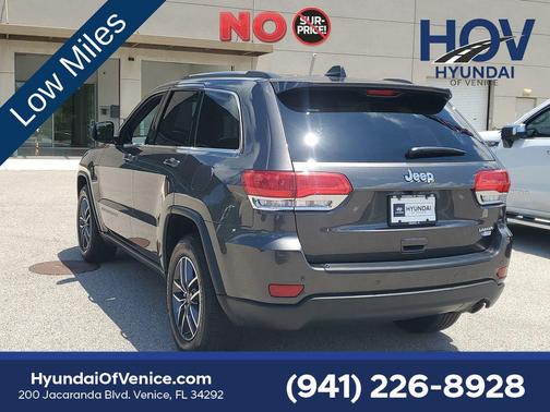 Granite Crystal Metallic Clearcoat 2019 Jeep Grand Cherokee Laredo