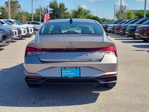 2021 Hyundai ELANTRA SE