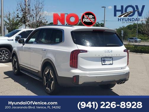 Glacial White Pearl 2023 Kia Telluride S
