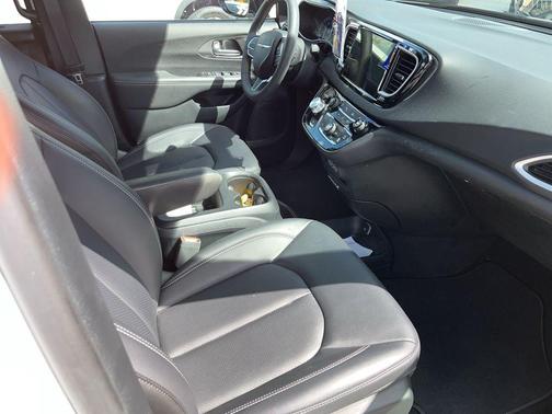 2025 Chrysler Voyager LX