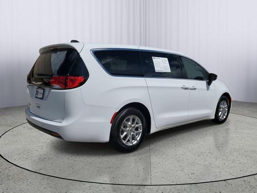 2025 Chrysler Voyager LX