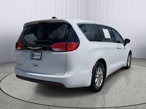 2025 Chrysler Voyager LX