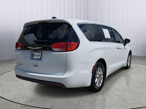 2025 Chrysler Voyager LX