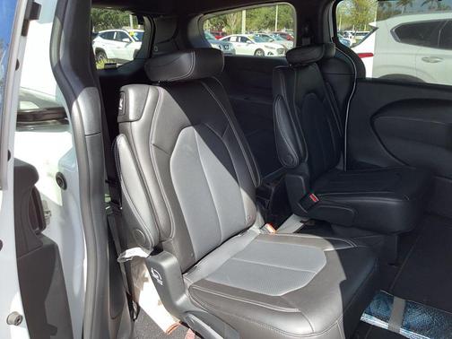2025 Chrysler Voyager LX