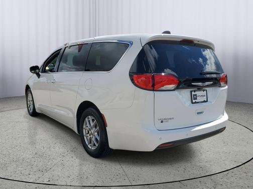 2025 Chrysler Voyager LX