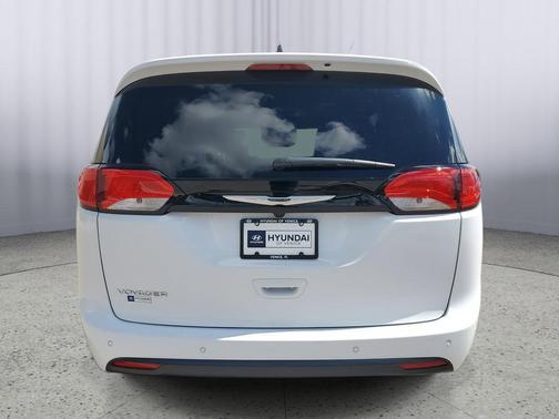 2025 Chrysler Voyager LX
