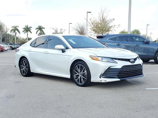 2022 Toyota Camry Hybrid XLE
