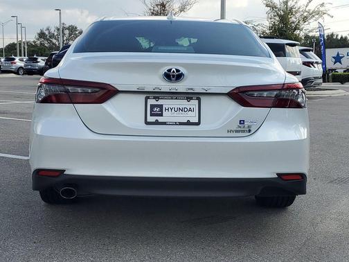 2022 Toyota Camry Hybrid XLE