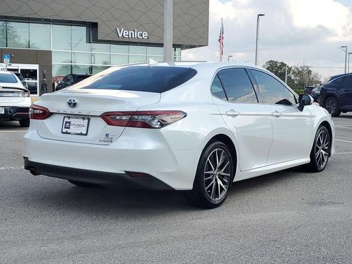 2022 Toyota Camry Hybrid XLE