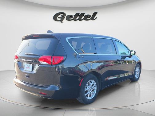 Brilliant Black Crystal Pearlcoat 2023 Chrysler Voyager LX