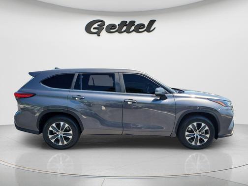 Magnetic Gray Metallic 2023 Toyota Highlander XLE