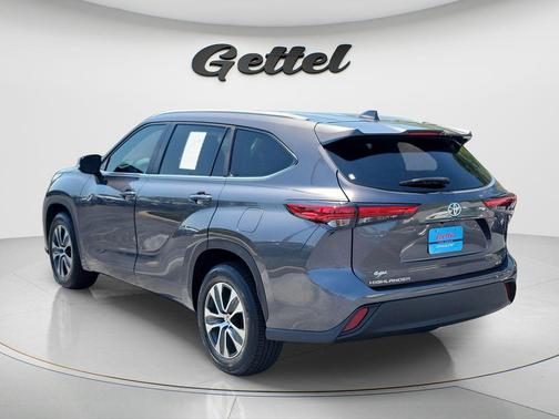 Magnetic Gray Metallic 2023 Toyota Highlander XLE