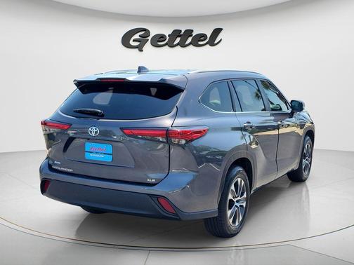 Magnetic Gray Metallic 2023 Toyota Highlander XLE