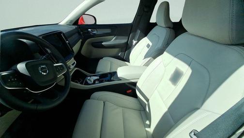 2023 Volvo XC40 B5 Plus Bright Theme