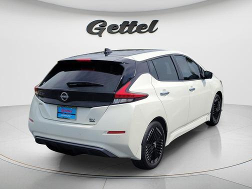 Super Black/Pearl White 2023 Nissan Leaf SV PLUS 60 kWh