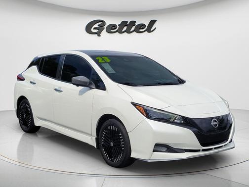 Super Black/Pearl White 2023 Nissan Leaf SV PLUS 60 kWh