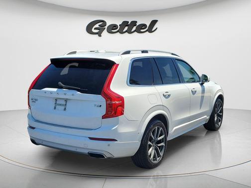 Crystal White 2018 Volvo XC90 T6 Momentum
