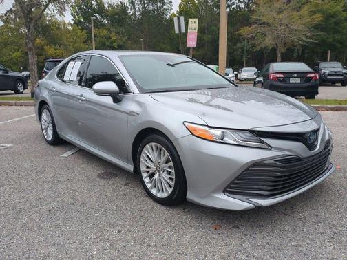 2019 Toyota Camry Hybrid XLE